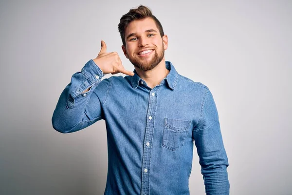 Giovane Bell Uomo Biondo Con Barba Gli Occhi Azzurri Che — Foto Stock