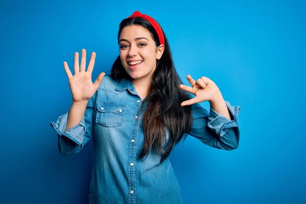 Jonge Brunette Vrouw Dragen Casual Denim Shirt Blauw Geïsoleerde Achtergrond — Stockfoto