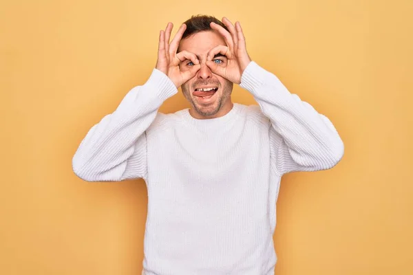 Homem Bonito Jovem Com Olhos Azuis Vestindo Camisola Casual Sobre — Fotografia de Stock