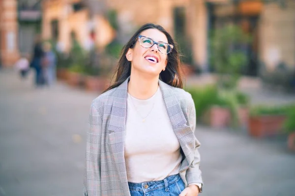 Joven Hermosa Mujer Sonriendo Feliz Confiado Pie Con Sonrisa Cara — Foto de Stock