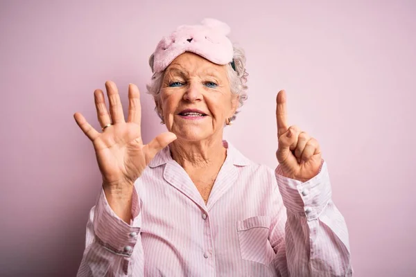 Senior Bela Mulher Vestindo Máscara Sono Pijama Sobre Fundo Rosa — Fotografia de Stock