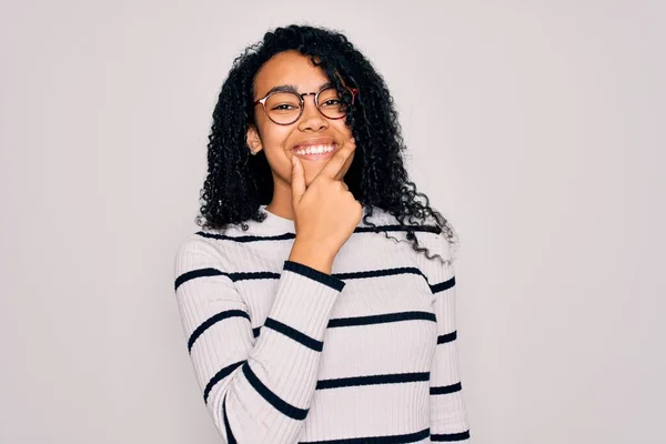 Młoda Afroamerykanka Ubrana Sweter Paski Okulary Białym Tle Wyglądająca Pewnie — Zdjęcie stockowe