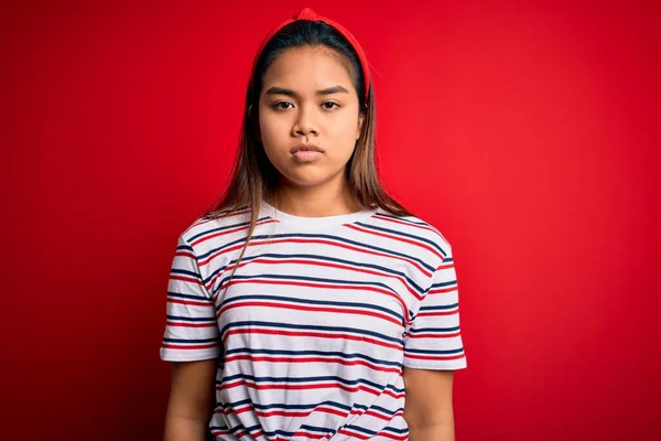 Jong Mooi Aziatisch Meisje Dragen Casual Gestreept Shirt Geïsoleerde Rode — Stockfoto