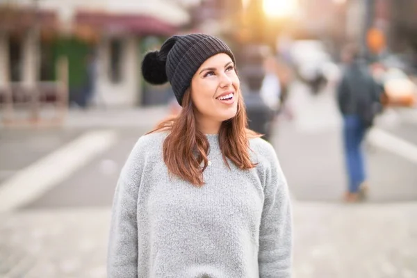 Joven Hermosa Mujer Sonriendo Feliz Confiado Pie Con Sonrisa Cara — Foto de Stock