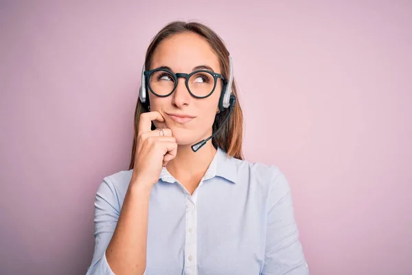 Jonge Mooie Call Center Agent Vrouw Met Een Bril Werken — Stockfoto