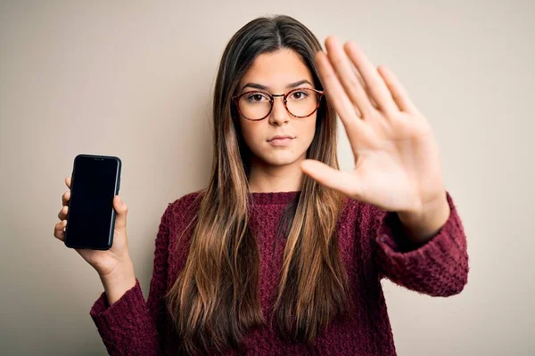 Ung Vacker Flicka Bär Glasögon Som Visar Smartphone Över Isolerad — Stockfoto
