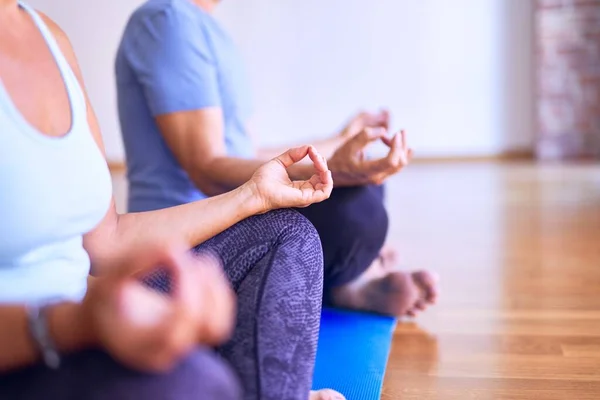 Edad Media Hermosa Pareja Deportiva Sentada Esterilla Practicando Yoga Haciendo — Foto de Stock