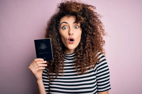 Mulher Turística Bonita Com Cabelo Encaracolado Piercing Segurando Austrália Australiano — Fotografia de Stock