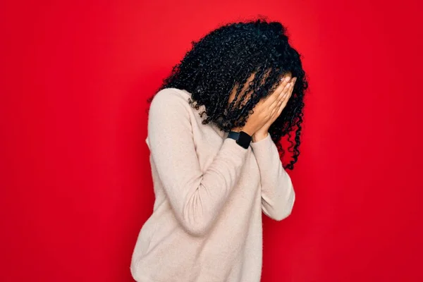 Mujer Rizada Afroamericana Joven Que Usa Suéter Casual Cuello Alto — Foto de Stock