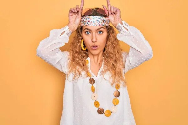 Joven Hermosa Rubia Hippie Mujer Con Ojos Azules Usando Gafas —  Fotos de Stock