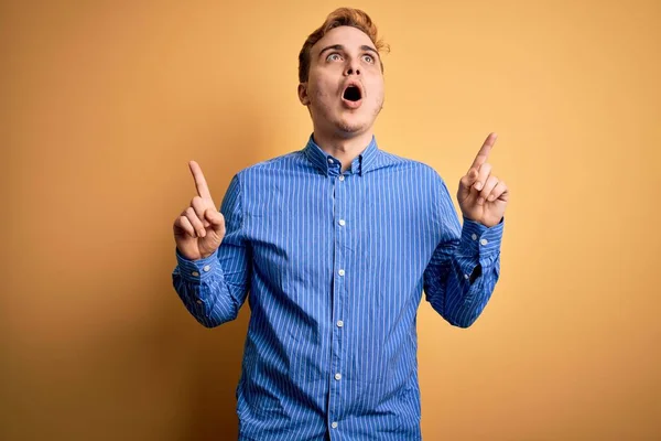 Joven Hombre Pelirrojo Guapo Con Camisa Rayas Casual Sobre Fondo —  Fotos de Stock