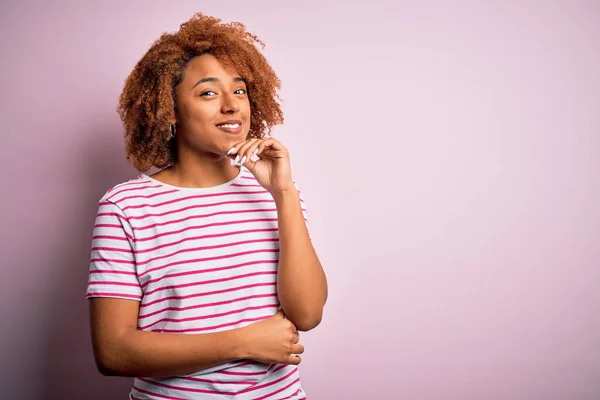 Joven Hermosa Afroamericana Afro Mujer Con Pelo Rizado Con Casual —  Fotos de Stock