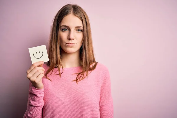 Jovem Mulher Ruiva Bonita Segurando Papel Lembrete Com Mensagem Emoji — Fotografia de Stock