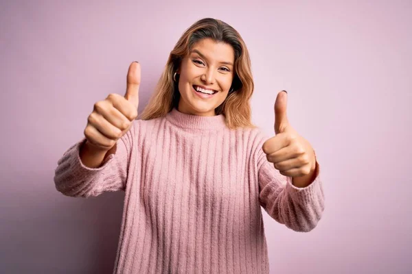 Jonge Mooie Blonde Vrouw Draagt Casual Roze Trui Geïsoleerde Achtergrond — Stockfoto