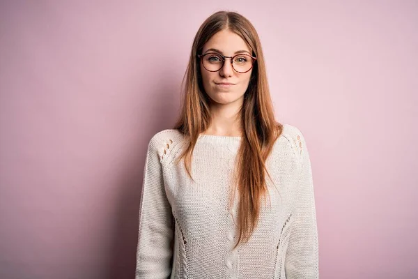 Jonge Mooie Roodharige Vrouw Met Casual Trui Bril Roze Achtergrond — Stockfoto