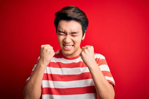 Ein Junger Gutaussehender Chinese Lässig Gestreiftem Shirt Steht Vor Rotem — Stockfoto