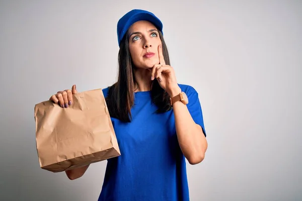 여자가 가방을 음식에 얼굴을 질문에 생각하는 스러운 아이디어 — 스톡 사진