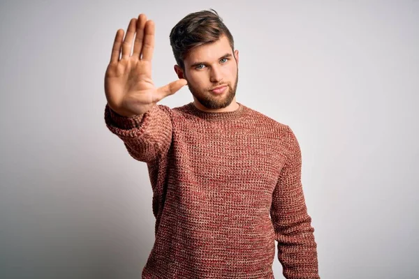 Jovem Loiro Com Barba Olhos Azuis Vestindo Camisola Casual Sobre — Fotografia de Stock