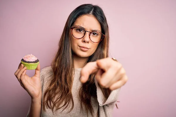 美しいブルネットの若い女性 — ストック写真