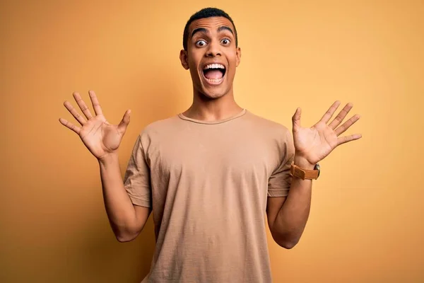 Joven Hombre Afroamericano Guapo Vistiendo Camiseta Casual Pie Sobre Fondo — Foto de Stock