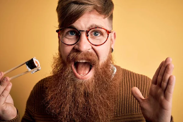 Redhead Irish Man Beard Eating Salmon Maki Sushi Using Chopsticks — Stock Photo, Image