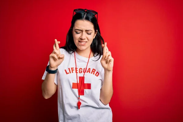 Jeune Femme Sauveteuse Portant Garde Sécurité Équipé Sur Fond Rouge — Photo