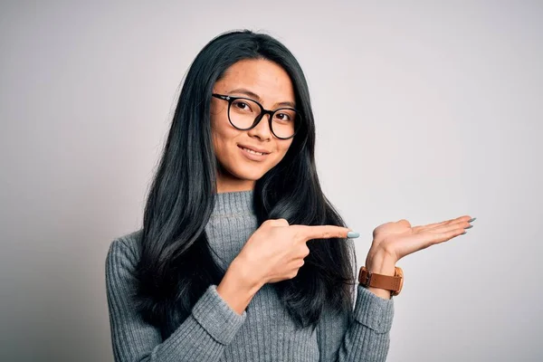 Jovem Mulher Chinesa Bonita Vestindo Óculos Suéter Sobre Fundo Branco — Fotografia de Stock