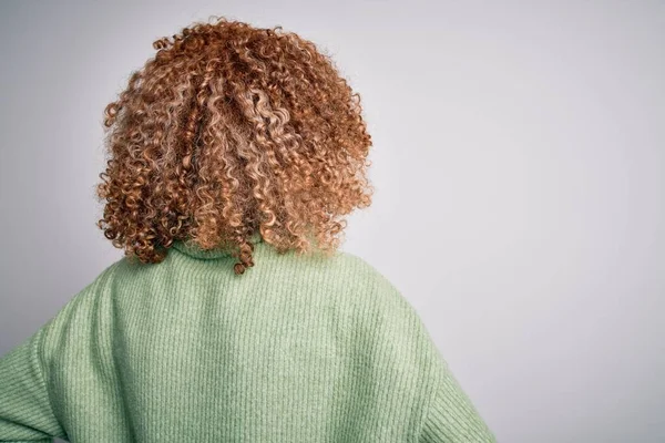 Junge Schöne Afrikanisch Amerikanische Frau Mit Rollkragenpullover Und Brille Die — Stockfoto