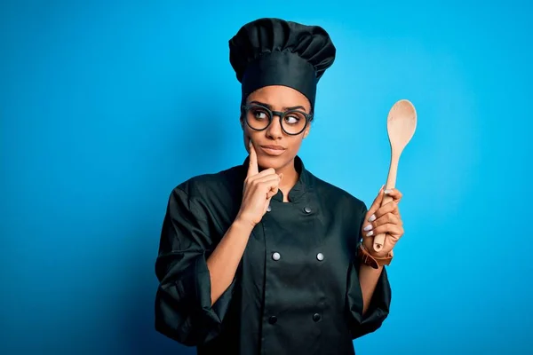 Afro Amerikan Aşçı Kız Aşçı Üniforması Giyiyor Şapkasında Tahta Kaşık — Stok fotoğraf