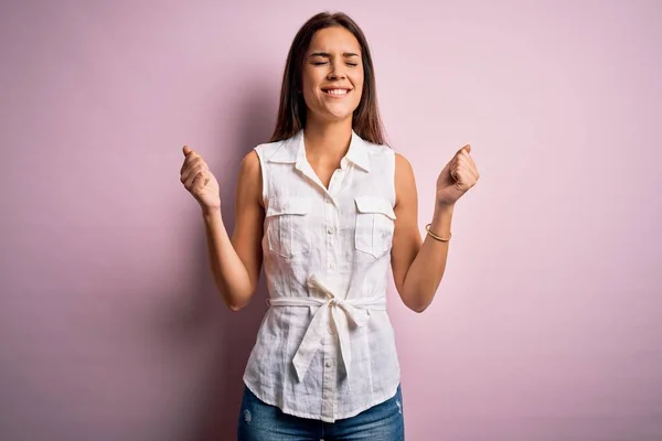 Mulher Morena Bonita Nova Vestindo Camisa Casual Sobre Fundo Rosa — Fotografia de Stock