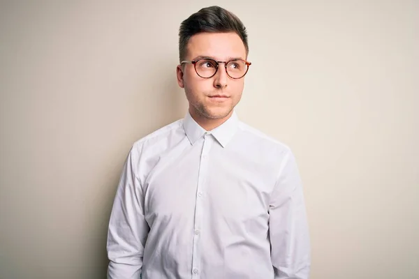 Junge Gutaussehende Geschäftsleute Mit Brille Und Elegantem Hemd Vor Isoliertem — Stockfoto