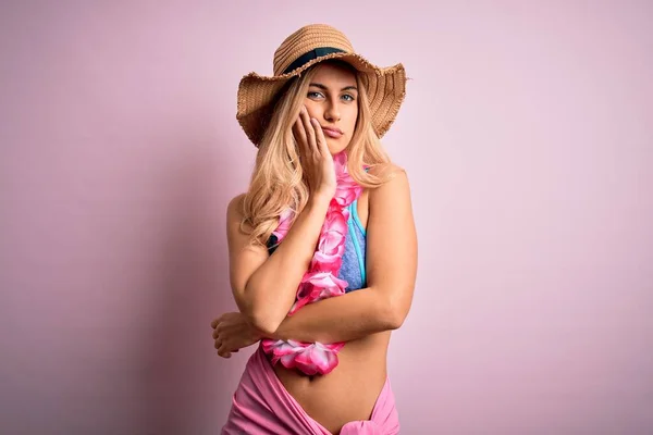 Giovane Bella Donna Bionda Vacanza Indossando Bikini Cappello Con Fiori — Foto Stock