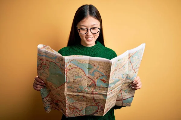 Genç Asyalı Turist Kadın Turist Haritasına Bakıyor Sarı Arka Planda — Stok fotoğraf