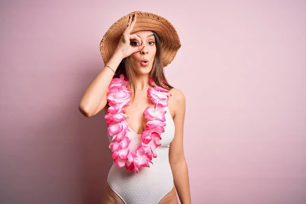 Junge Schöne Brünette Frau Urlaub Badeanzug Und Hawaii Blumen Lei — Stockfoto