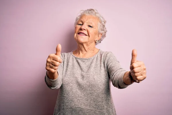 Senior Hermosa Mujer Con Camiseta Casual Pie Sobre Fondo Rosa — Foto de Stock