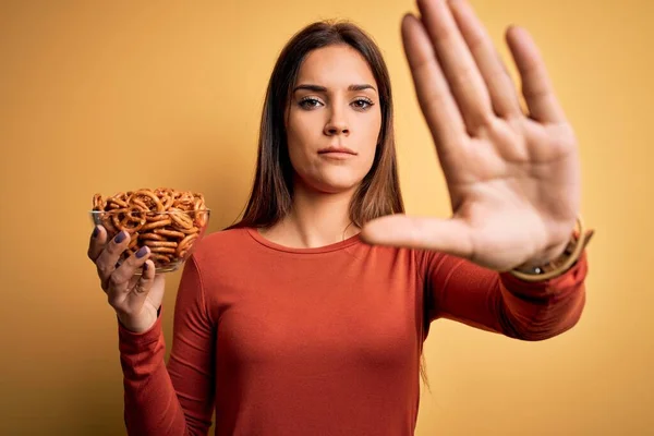 Young Beautiful Brunette Woman Holding Bowl Germany Baked Pretzels Open — Stock Photo, Image