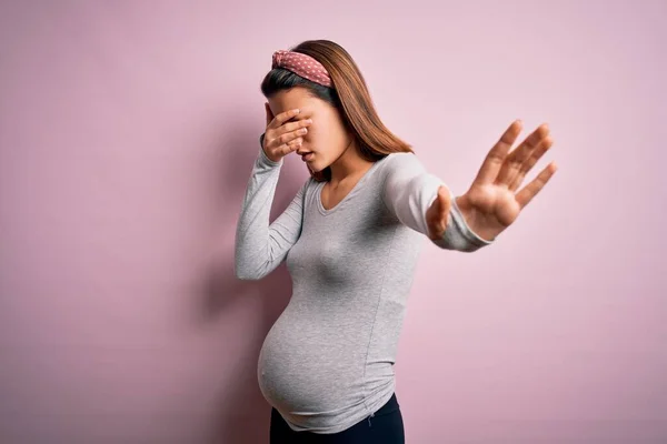 Ung Vacker Tonåring Flicka Gravid Förväntar Barn Över Isolerad Rosa — Stockfoto