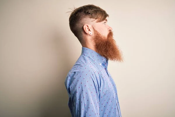 Guapo Irlandés Pelirrojo Hombre Negocios Con Barba Pie Sobre Fondo —  Fotos de Stock