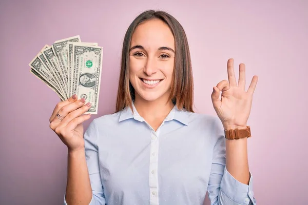 Młoda Piękna Kobieta Trzyma Kilka Dolarów Banknotów Odizolowanym Różowym Tle — Zdjęcie stockowe
