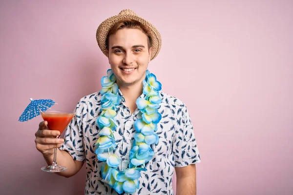 Joven Pelirroja Turista Vacaciones Con Sombrero Lei Hawaiano Bebiendo Cóctel —  Fotos de Stock