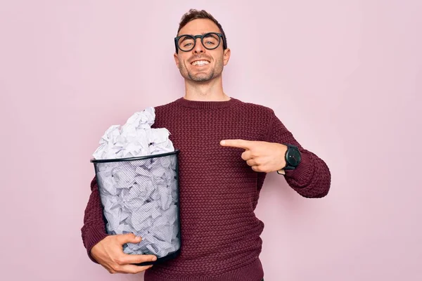 Hombre Guapo Con Ojos Azules Usando Gafas Sosteniendo Cubo Papel —  Fotos de Stock