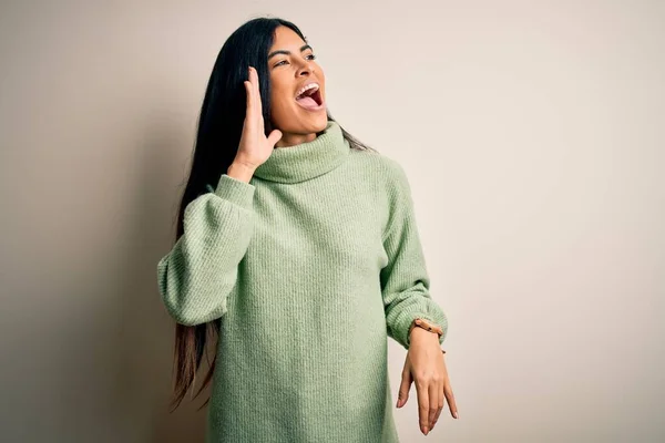 Jonge Mooie Latijns Amerikaanse Vrouw Draagt Groene Wintertrui Geïsoleerde Achtergrond — Stockfoto