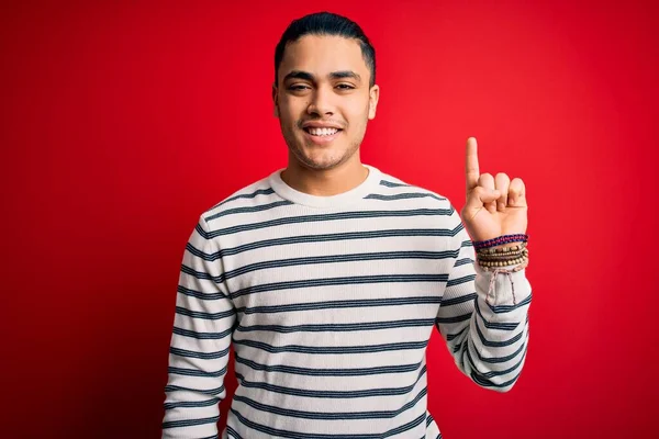 Jonge Braziliaanse Man Draagt Casual Gestreept Shirt Staan Geïsoleerde Rode — Stockfoto