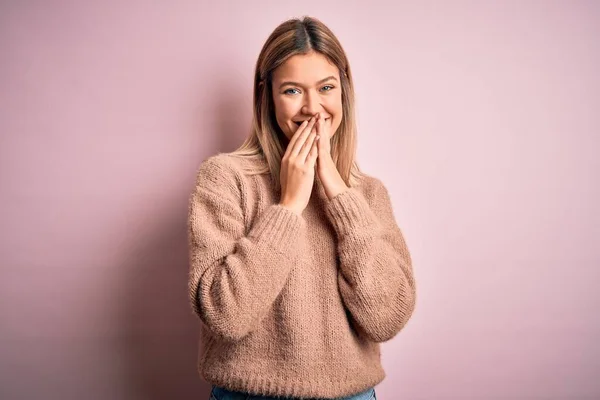 Sarışın Güzel Bir Kadın Pembe Izole Edilmiş Arka Planda Yün — Stok fotoğraf