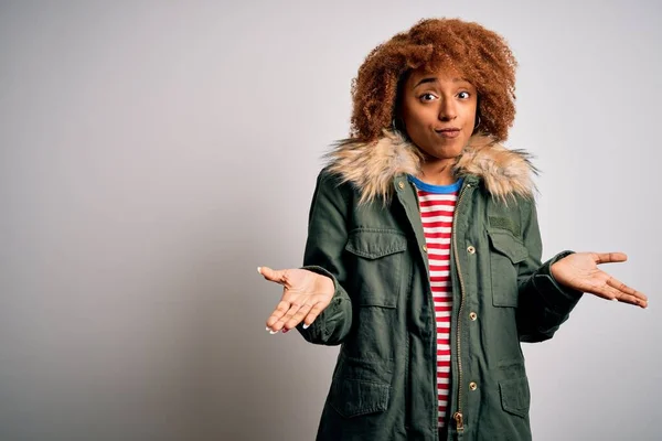 Giovane Bella Donna Afroamericana Con Capelli Ricci Indossa Cappotto Invernale — Foto Stock