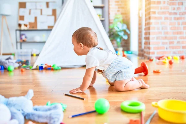 Förtjusande Småbarn Kryper Runt Massor Leksaker Dagis — Stockfoto