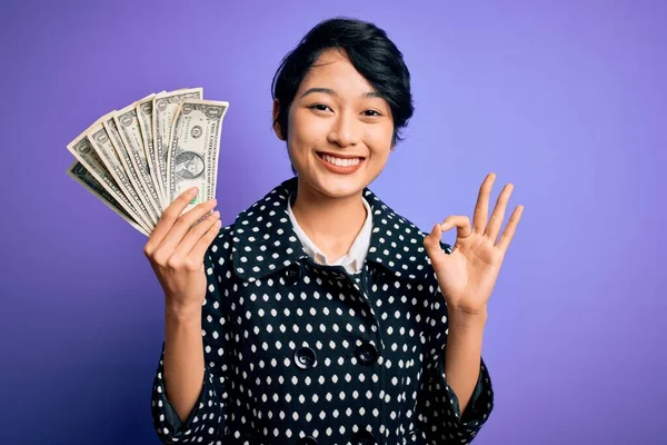 Jovem Bela Menina Asiática Segurando Monte Notas Dólares Sobre Fundo — Fotografia de Stock