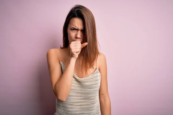 Menina Morena Bonita Nova Vestindo Shirt Listrada Casual Sobre Fundo — Fotografia de Stock