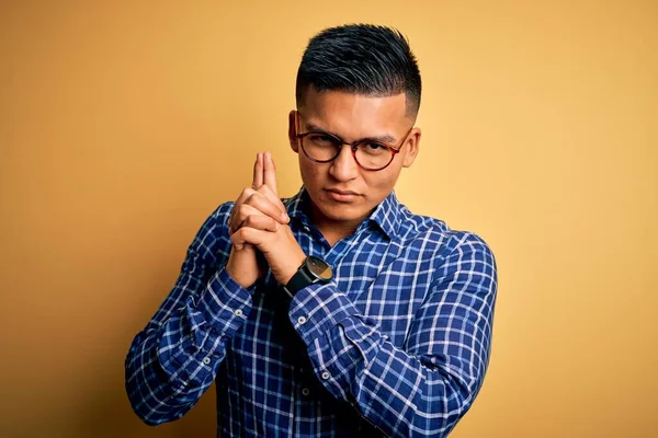 Jonge Knappe Latijnse Man Met Casual Shirt Bril Gele Achtergrond — Stockfoto