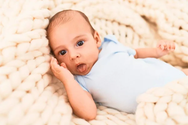 Bebê Adorável Deitado Sobre Cobertor Sofá Casa Recém Nascido Relaxante — Fotografia de Stock